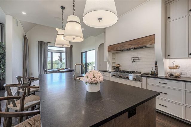 8512 N Booth Avenue, Kansas City, MO 64157