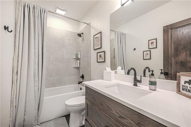 8512 N Booth Avenue, Kansas City, MO 64157