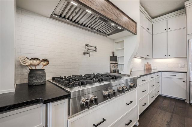 8512 N Booth Avenue, Kansas City, MO 64157