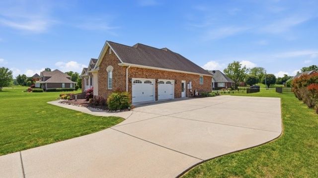 102 Highpoint Blvd, Tullahoma, TN 37388