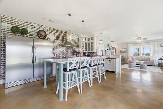 16000 Peterson Road, Gentry, AR 72734