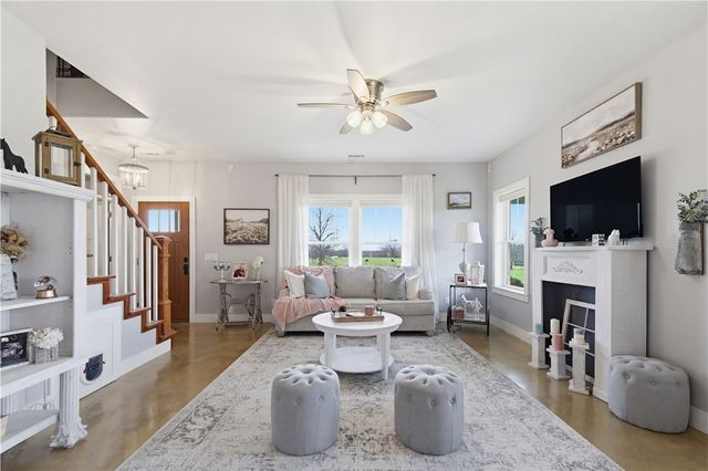 16000 Peterson Road, Gentry, AR 72734