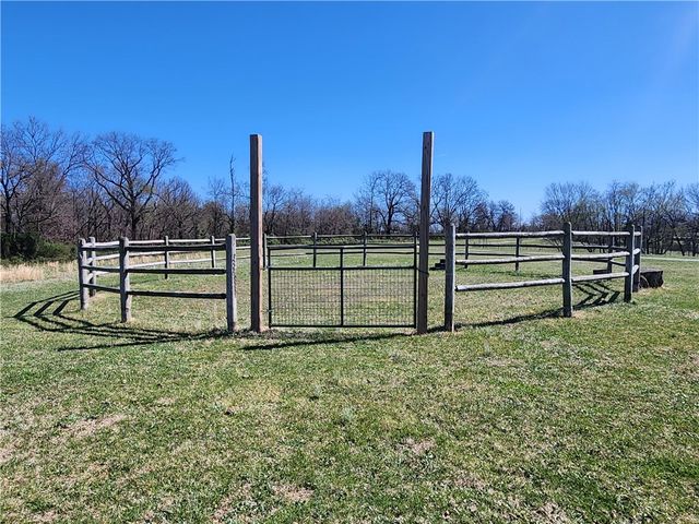 16000 Peterson Road, Gentry, AR 72734