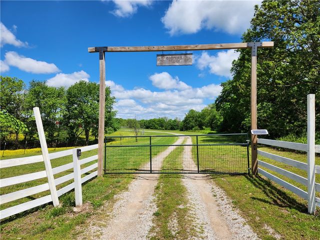 16000 Peterson Road, Gentry, AR 72734