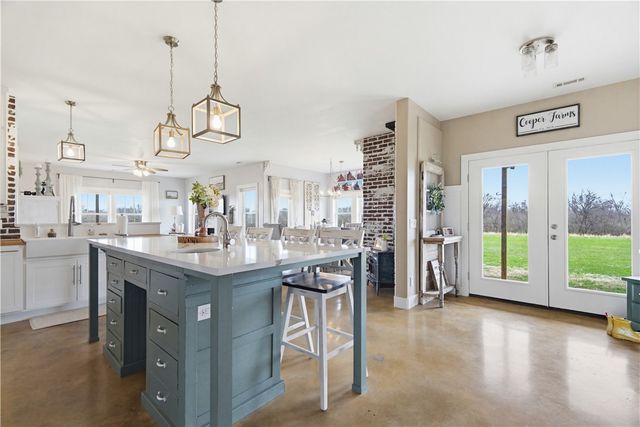 16000 Peterson Road, Gentry, AR 72734