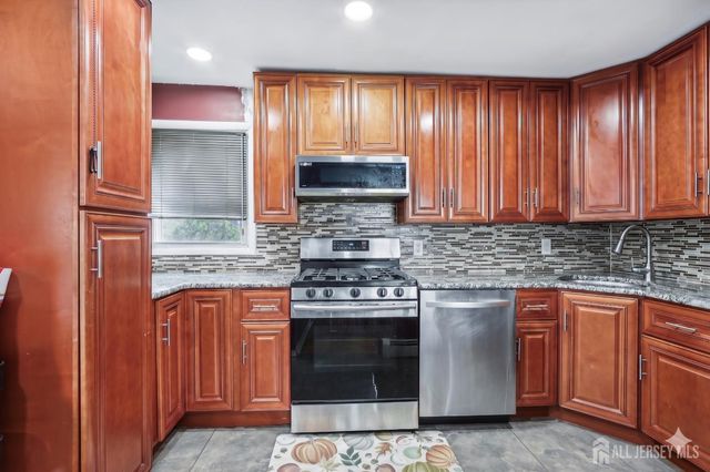 66 Brandywine Road, Fords, NJ 08863