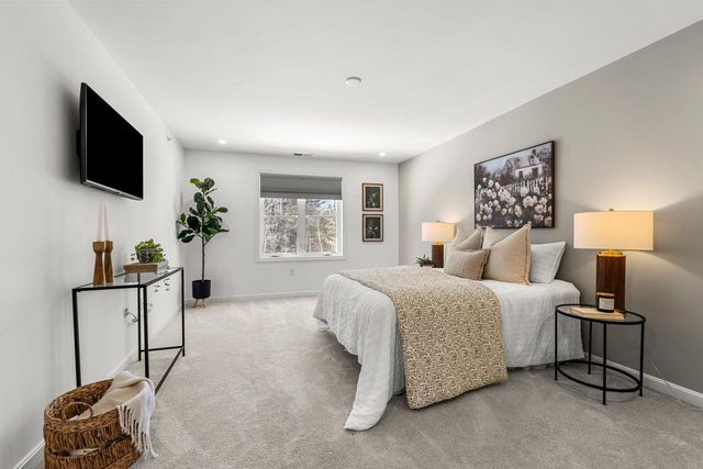 211 Woodview Way, Manchester, NH 03102