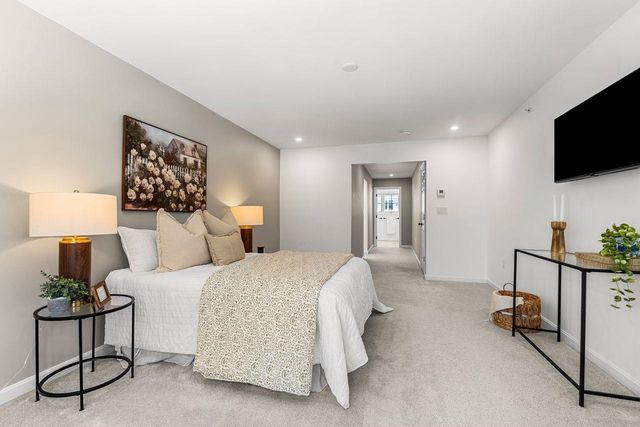 211 Woodview Way, Manchester, NH 03102