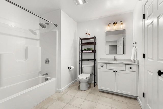 211 Woodview Way, Manchester, NH 03102