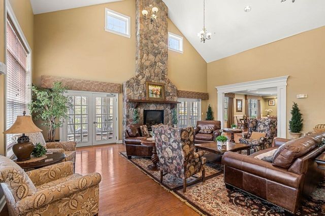 211 Woodview Way, Manchester, NH 03102