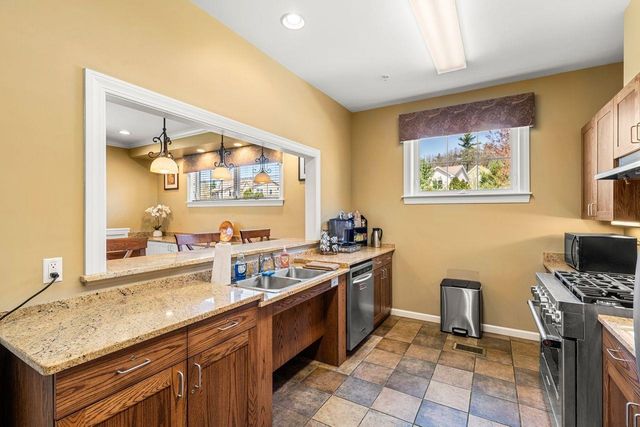 211 Woodview Way, Manchester, NH 03102