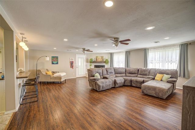 2704 Janene Street, Harrah, OK 73045