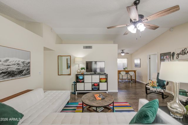 913 E WAHALLA Lane, Phoenix, AZ 85024