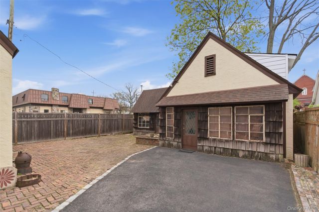 25 Iris Avenue, Floral Park, NY 11001