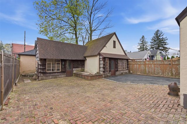 25 Iris Avenue, Floral Park, NY 11001