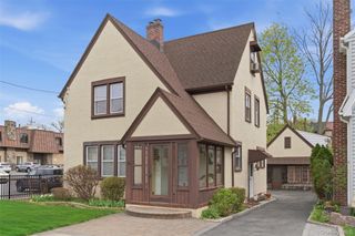 25 Iris Avenue, Floral Park, NY 11001