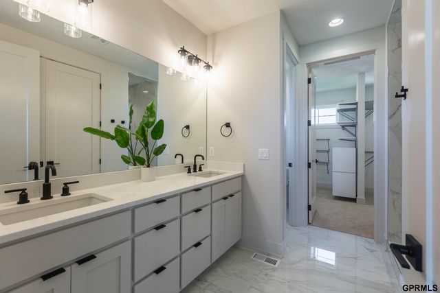 4515 S 203 Avenue, Elkhorn, NE 68135