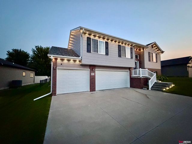 8015 Mandalay Drive, Lincoln, NE 68516