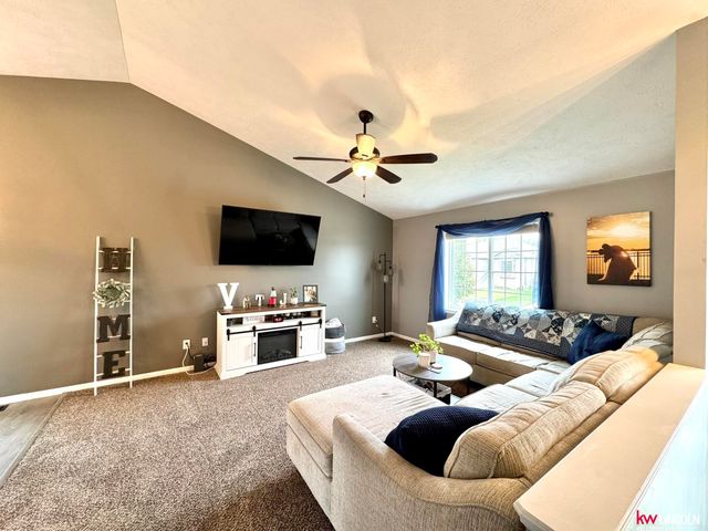 8015 Mandalay Drive, Lincoln, NE 68516