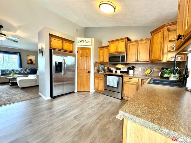 8015 Mandalay Drive, Lincoln, NE 68516