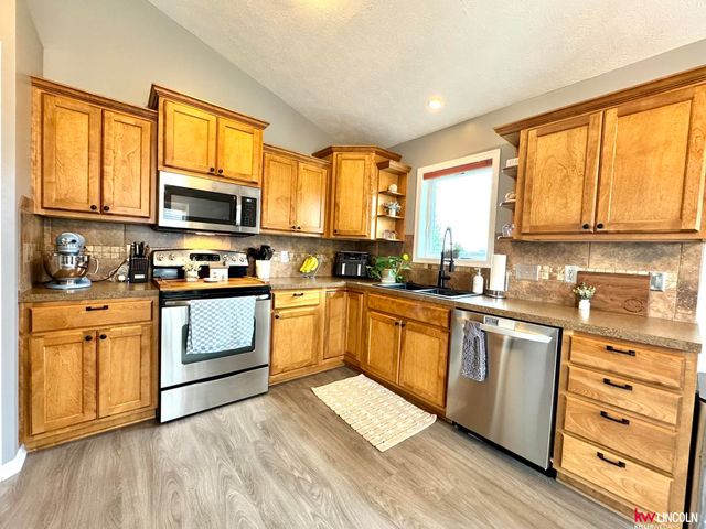 8015 Mandalay Drive, Lincoln, NE 68516