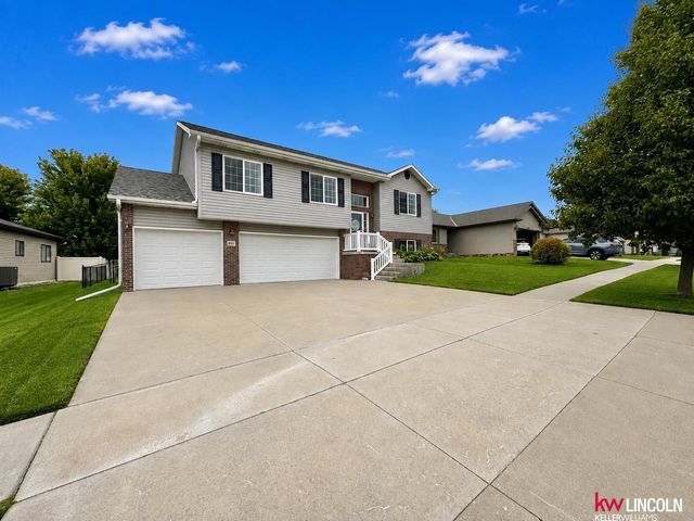8015 Mandalay Drive, Lincoln, NE 68516