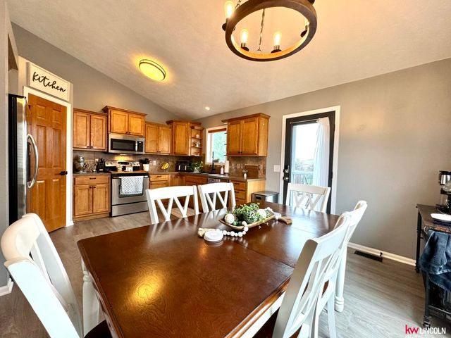 8015 Mandalay Drive, Lincoln, NE 68516
