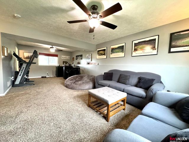 8015 Mandalay Drive, Lincoln, NE 68516