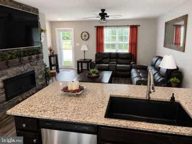 8 EISENHOWER DR, Bridgeton, NJ 08302