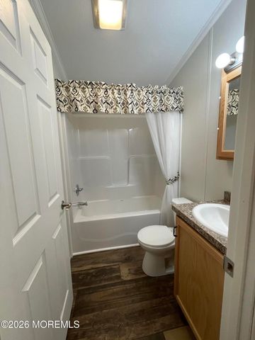 30 Pine Creek Village, Hazlet, NJ 07730