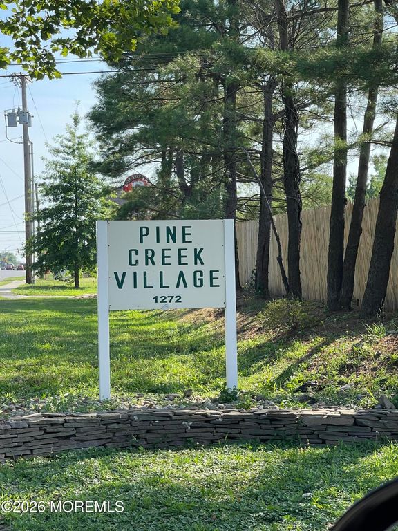 30 Pine Creek Village, Hazlet, NJ 07730