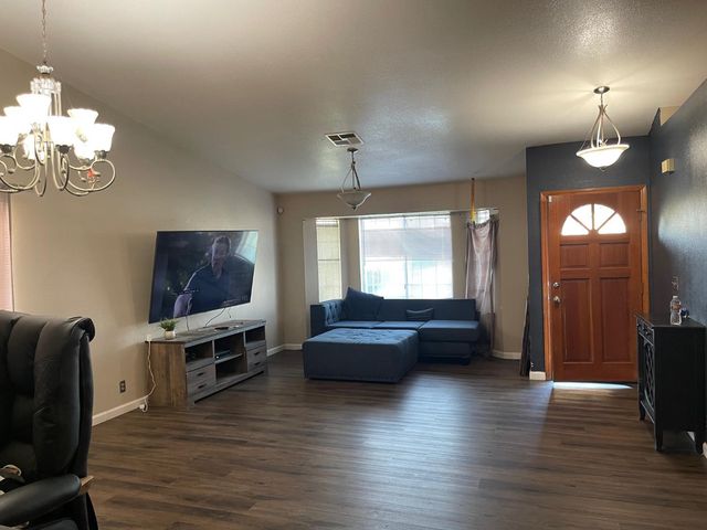 1632 University Avenue, Madera, CA 93637