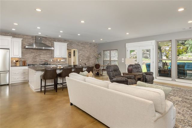 719 W Thornstone Avenue, West Fork, AR 72774