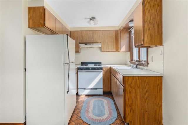 11 Lincoln Avenue 3, Bristol, RI 02809