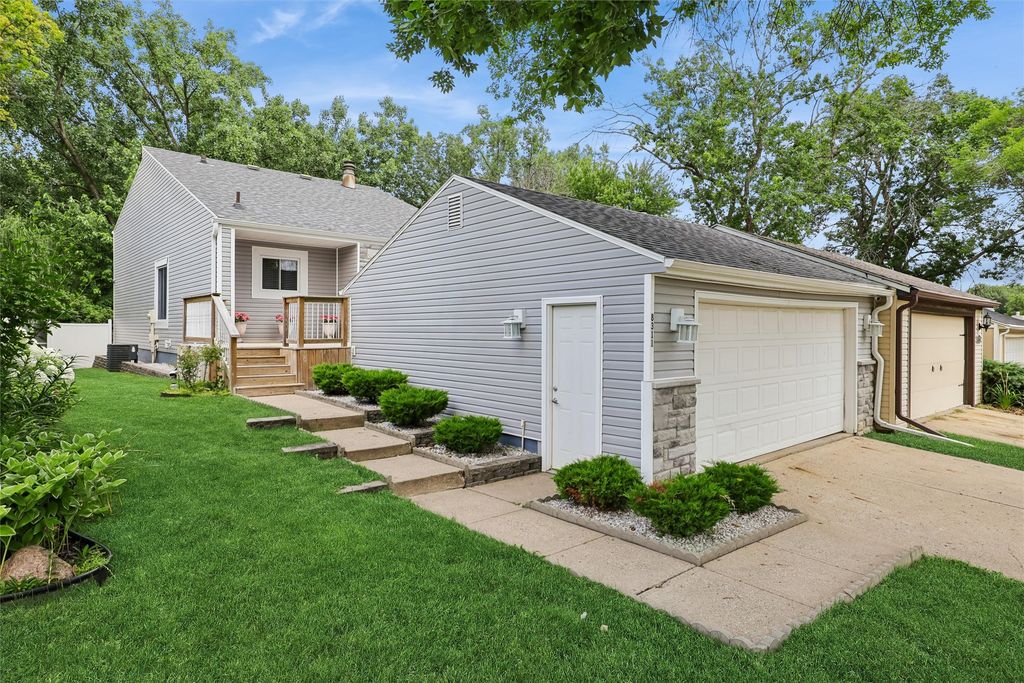 8311 Twana Drive, Urbandale, IA 50322