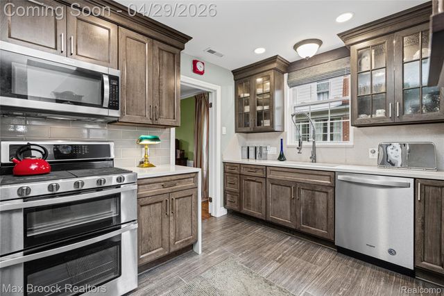 938 LAKEPOINTE STREET, Grosse Pointe Park, MI 48230