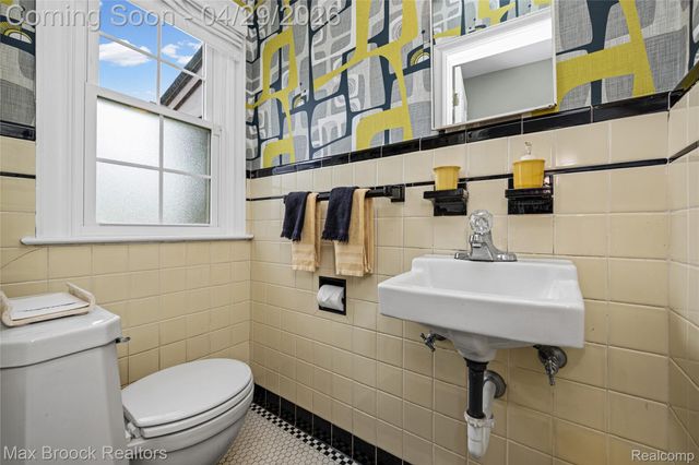 938 LAKEPOINTE STREET, Grosse Pointe Park, MI 48230