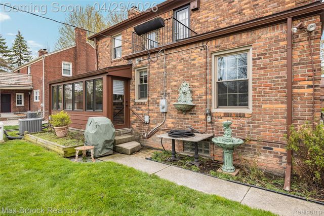 938 LAKEPOINTE STREET, Grosse Pointe Park, MI 48230