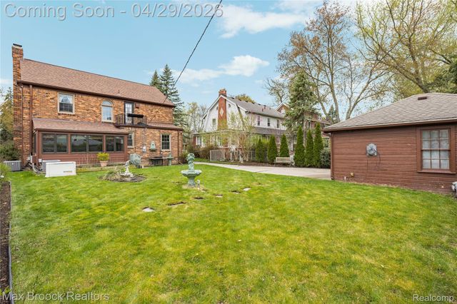 938 LAKEPOINTE STREET, Grosse Pointe Park, MI 48230