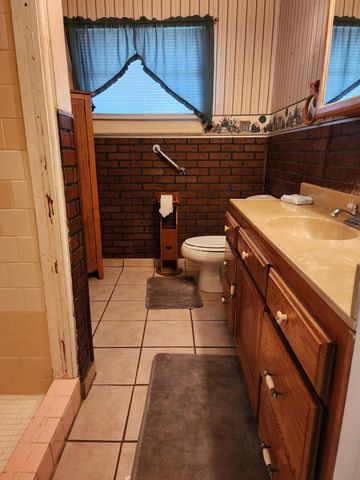 3136 E Bardsley Avenue SE, Tulare, CA 93274