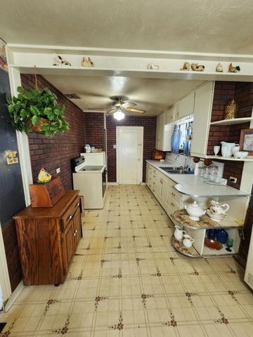 3136 E Bardsley Avenue SE, Tulare, CA 93274