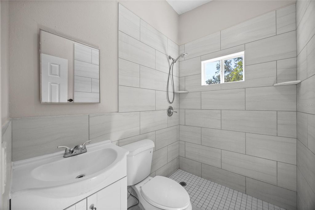 Image 13 of property listing at 818 28TH STREET CIRCLE E, Bradenton, FL 34203