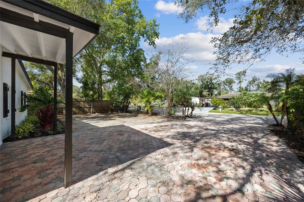 Image 19 of property listing at 818 28TH STREET CIRCLE E, Bradenton, FL 34203