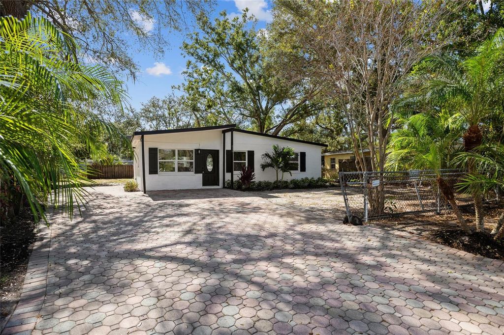 Image 20 of property listing at 818 28TH STREET CIRCLE E, Bradenton, FL 34203