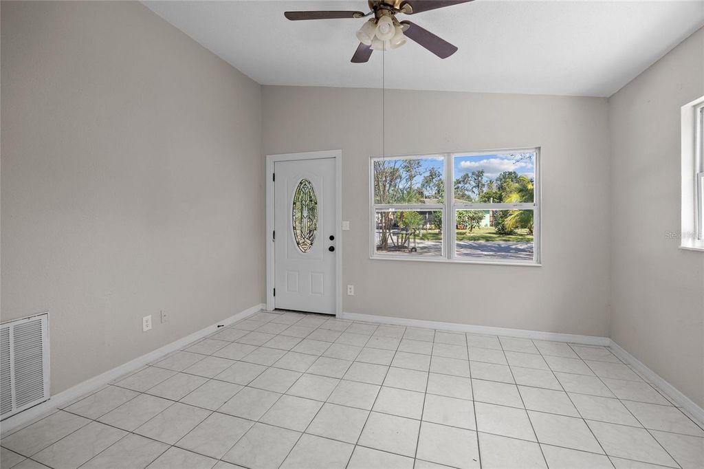 Image 3 of property listing at 818 28TH STREET CIRCLE E, Bradenton, FL 34203