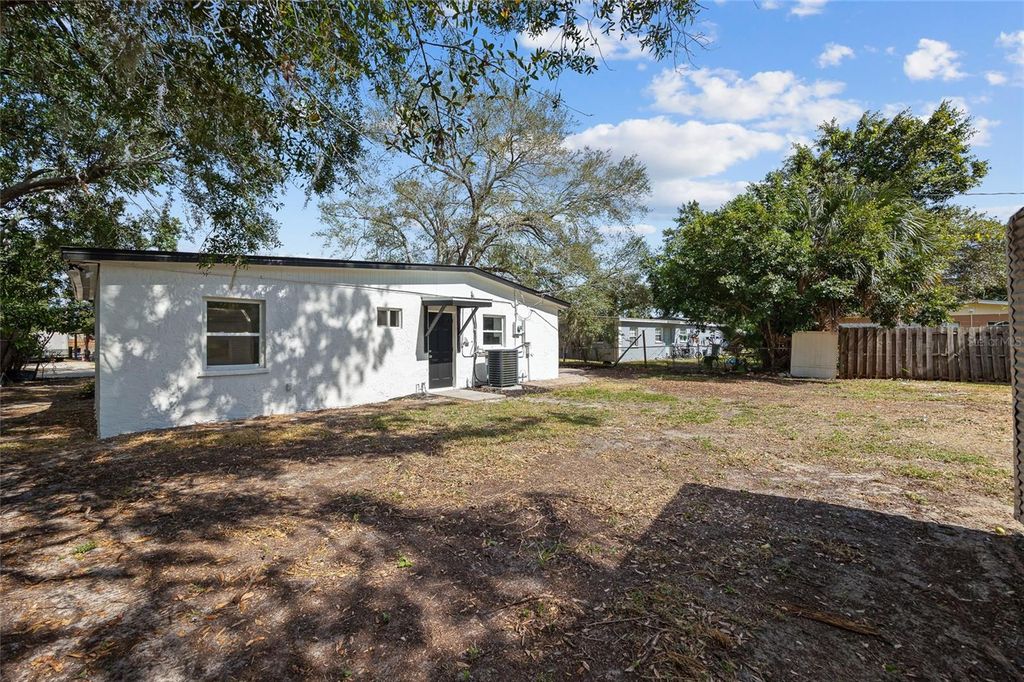 Image 25 of property listing at 818 28TH STREET CIRCLE E, Bradenton, FL 34203