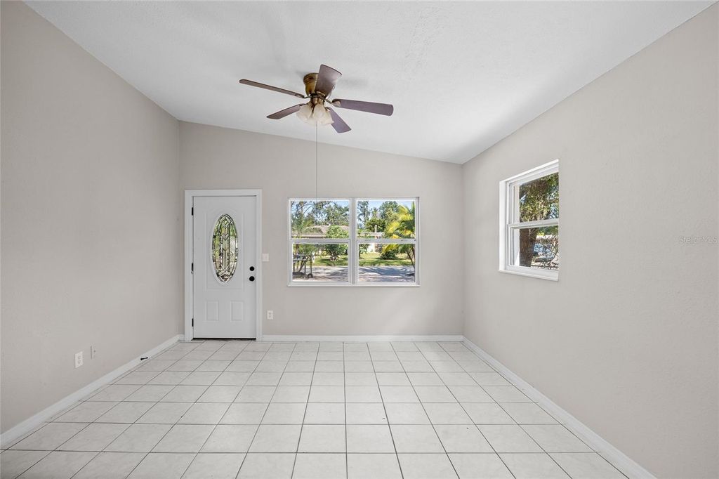 Image 4 of property listing at 818 28TH STREET CIRCLE E, Bradenton, FL 34203