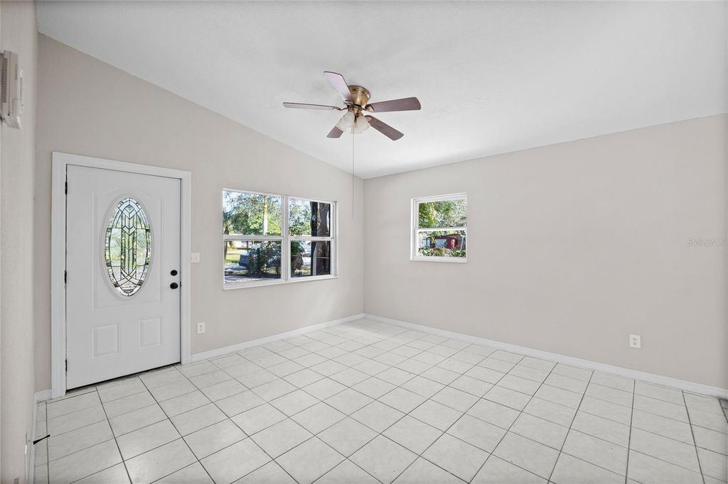 Image 5 of property listing at 818 28TH STREET CIRCLE E, Bradenton, FL 34203