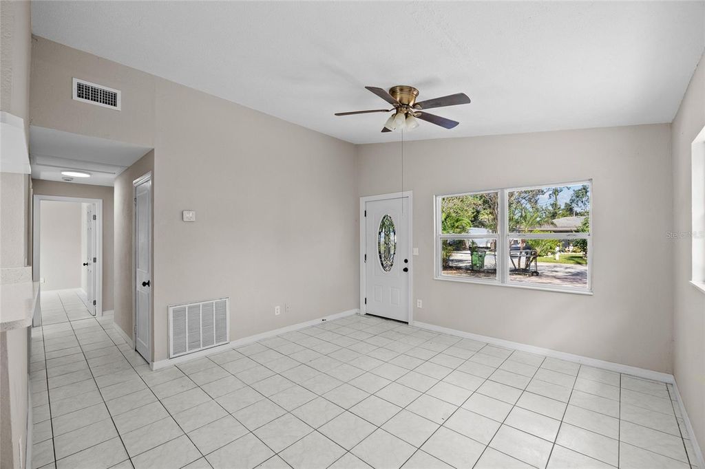Image 6 of property listing at 818 28TH STREET CIRCLE E, Bradenton, FL 34203