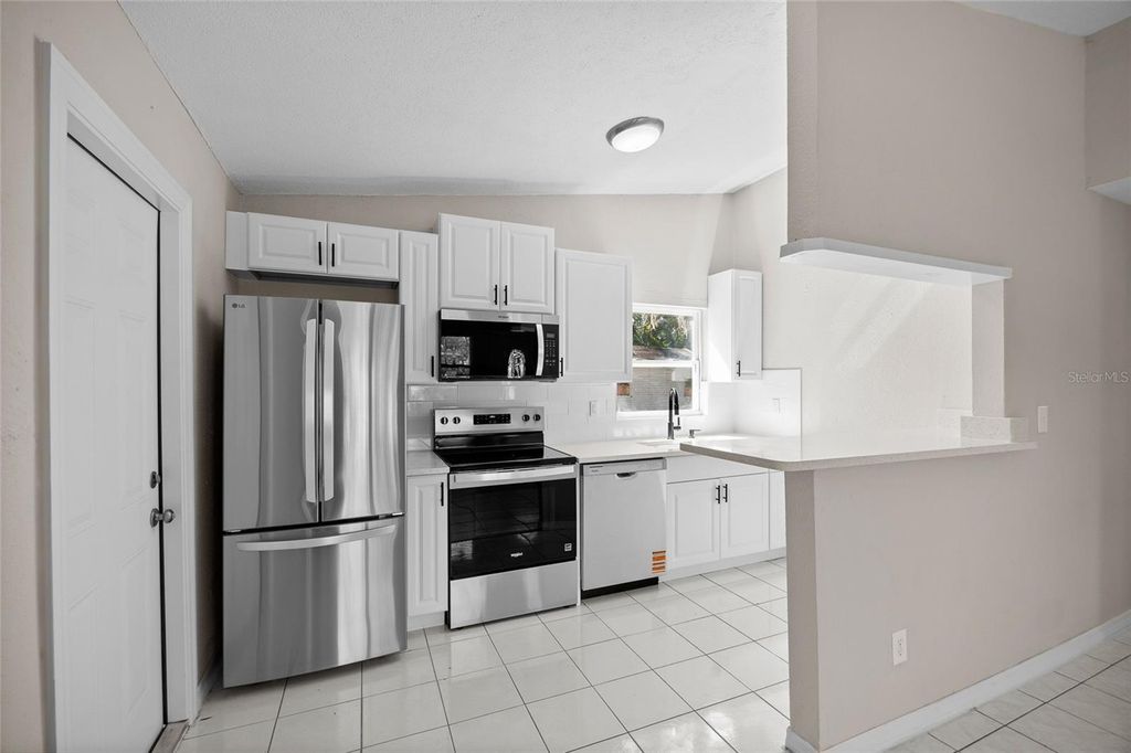 Image 8 of property listing at 818 28TH STREET CIRCLE E, Bradenton, FL 34203